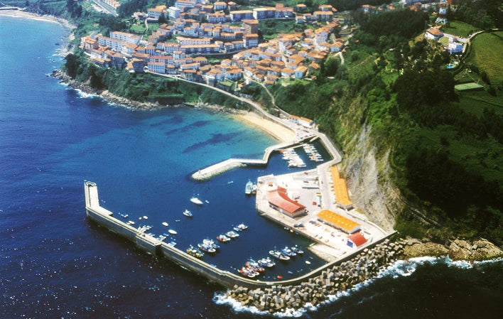 Lastres: Seguro que todos los seguidores de ‘Doctor Mateo’, que hayan tenido la oportunidad, se han pasado por aquí en algún momento. Pero lo mejor de todo es que Lastres fue Premio Príncipe de Asturias a Pueblo Ejemplar en 2010. ¿Cuál es su magia?