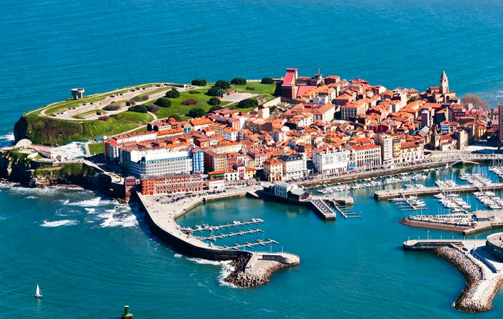 Gijón: No es tan pueblo como el resto, de hecho es la eterna rival de Oviedo, y es que por el encanto de ambas te costará elegir entre una y la otra. En Gijón podrás disfrutar de un paseo por sus playas, del Barrio de la Cimadevilla, el famoso Laboral Ciudad de la Cultura, el Cerro de Santa Catalina, el Monumento a la Madre del Emigrante y el Elogio del Horizonte.