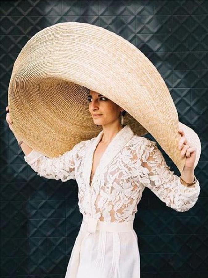 En la tienda de sombreros Les Catherinettes (Barcelona) tienen un ejemplar del sombrero más deseado y aunque reconocen que les llueven las ofertas, aseguran que no está a la venta. Eso sí, puedes acercarte y hacerte una foto con él puesto.
