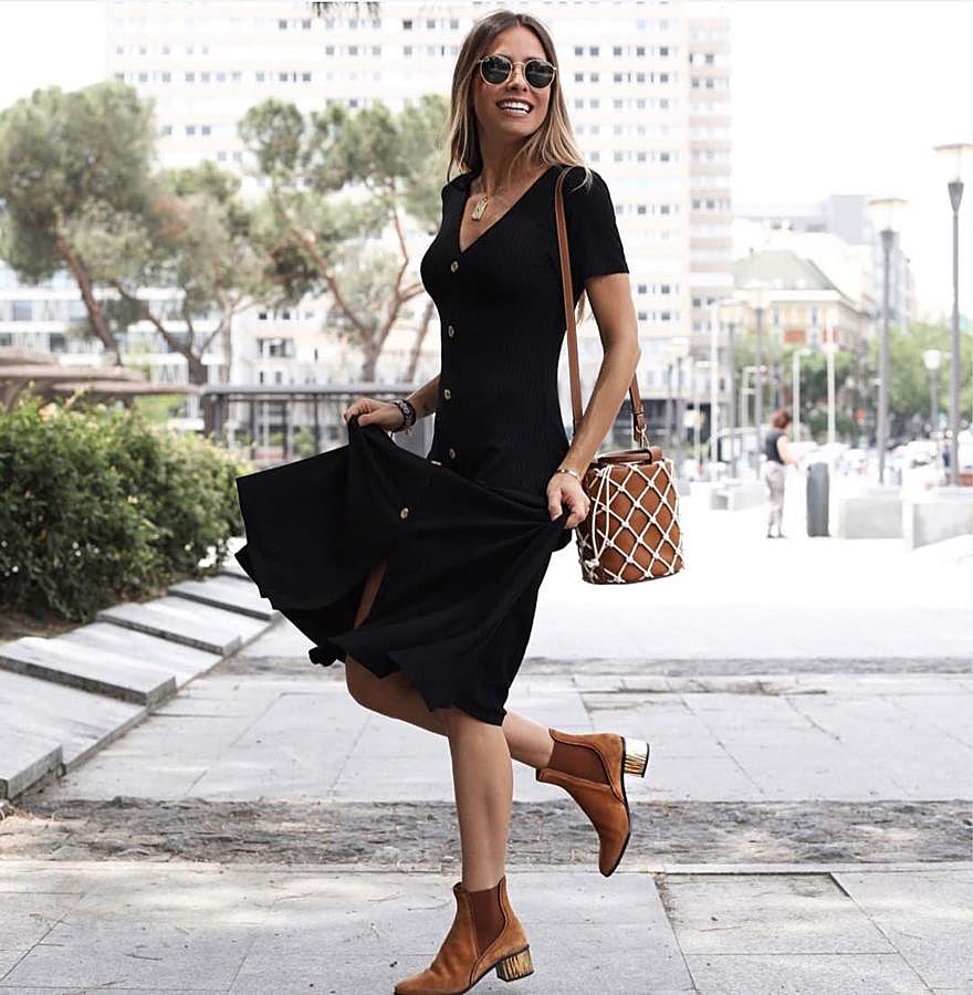 Marta Carriedo luce este 'total look' de Mango con  bolso de red  y vestido de botones que ha causado furor en las redes y que ya figura como agotado. La buena noticia es que podrás sustituirlo por  este modelo similar  en versión mini vestido de Asos por 35,99 euros.