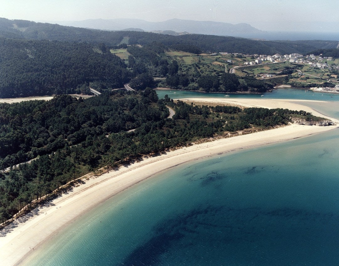 Se dice que la playa de Arealonga, en Vicedo (Lugo) podría llegar a desaparecer en unos años. La naturaleza sigue su curso y el mar poco a poco se ha ido comiendo terreno. Aprovecha a acudir cuanto antes a este arenal prácticamente desierto porque a lo mejor no podrás volver a verla nunca más y sería una pena.