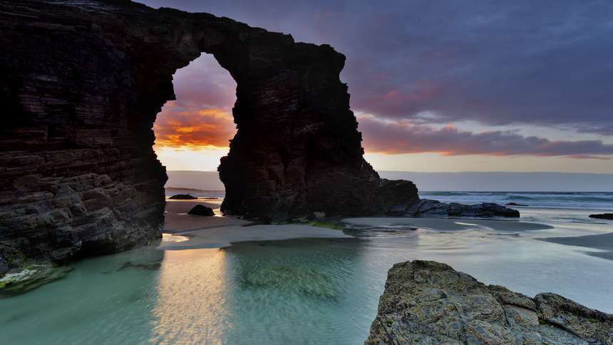 La playa de las Catedrales es probablemente una de las playas más impresionantes de España. Sus arcos de roca de unos 30 metros de altura formados por la fuerza del mar le dan la magia que tanto le caracteriza. Está situada en la costa de la provincia de Lugo y cuando la marea baja podrás dar un paseo por debajo de los arcos y escuchar el relajante oleaje.