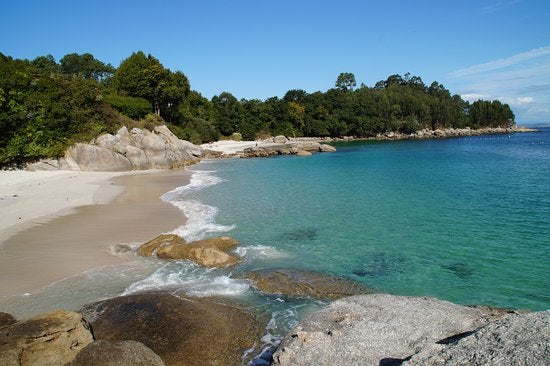 La playa de Castiñeiras, en Cangas de Morrazo es otra de las playas estrella de Galicia. Llegar hasta ella no es fácil, pues los caminos que tiene son de tierra y muy estrechos, por lo que solo muy pocos se atreven llegar hasta el punto de destino. Solo te decimos que la espera merece la pena, porque podrás disfrutar de un paraiso practicamente para ti y tus acompañantes.