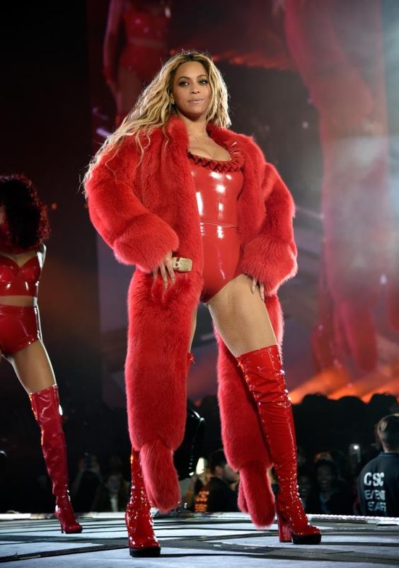 12. La mujer de rojo. Gucci firmó este estilismo en rojo para la gira mundial del disco “Formation”.