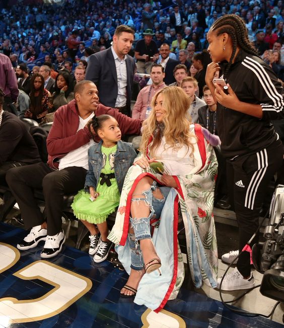 4. A pie de pista. Felizmente embarazada, con su familia en un partido de baloncesto. Ese batín fantástico es, como no podía ser de otra manera, de Gucci.