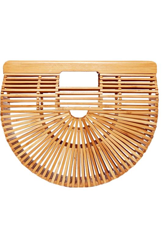 Estamos ante uno de los bolsos imprescindibles del verano. Solo hay que fijarse en el 'street style', se cuentan los Cult Gaia a pares.