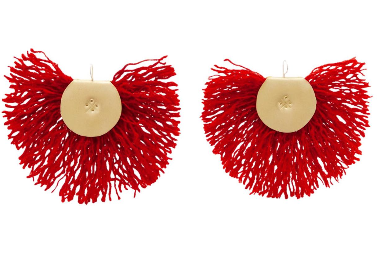 Estos pendientes con flecos de lana se hicieron populares gracias a Instagram. Ahora son un 'must'.