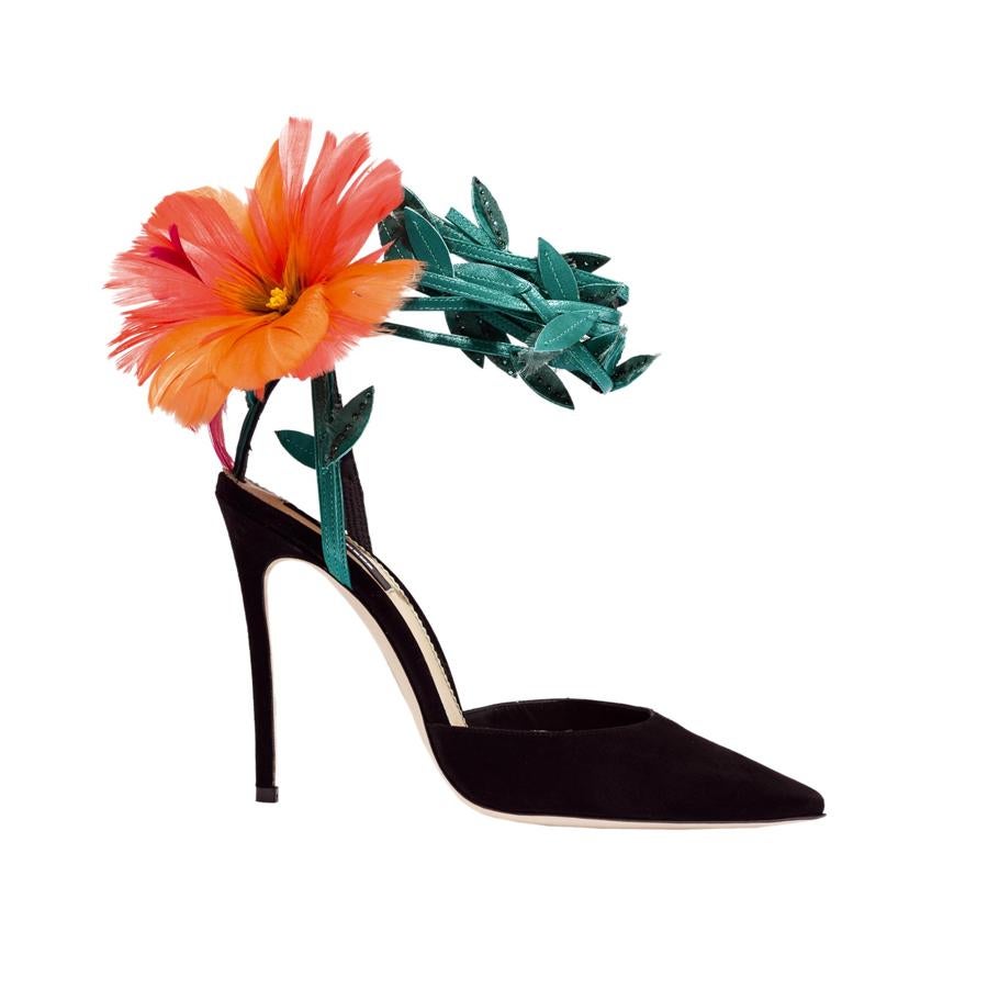 La colección de accesorios de Dsquared2 es una de las más exóticas de la temporada. La muestra perfecta es este zapato de salón atado al tobillo con una flor hecha con plumas.