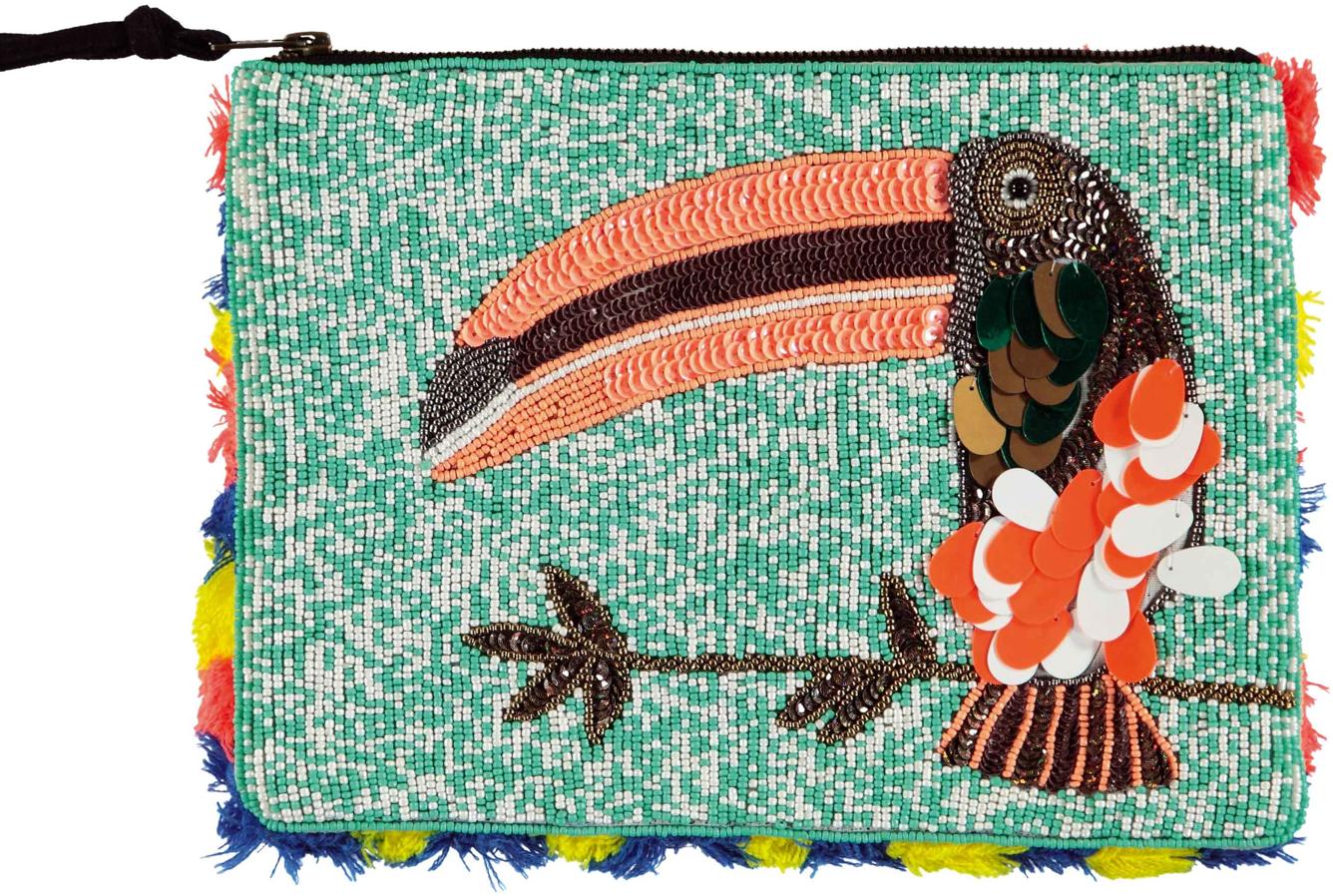 No solo de estampados de flores y rayas vive esta corriente. Nos escanta esta cartera de cuentas con el tucán.