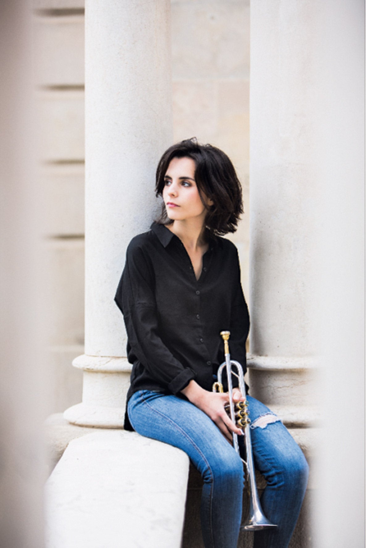 Eligió la trompeta porque en la escuela de música no quedaban plazas de piano o violín. Tenía siete años y en una semana ya era capaz de tocar un tema completo, cuando lo normal es tardar meses. Hoy, a los 23, es uno de los grandes talentos del jazz en nuestro país y ha realizado varias giras internacionales. Su último disco, Emotional Dance, lo ha grabado en Nueva York, con el mismo sello que fichó a John Coltrane, Ray Charles y Duke Ellington. Compone, toca la trompeta y canta. Y sí, hay quien compara su voz con la de Billie Holiday o Norah Jones.