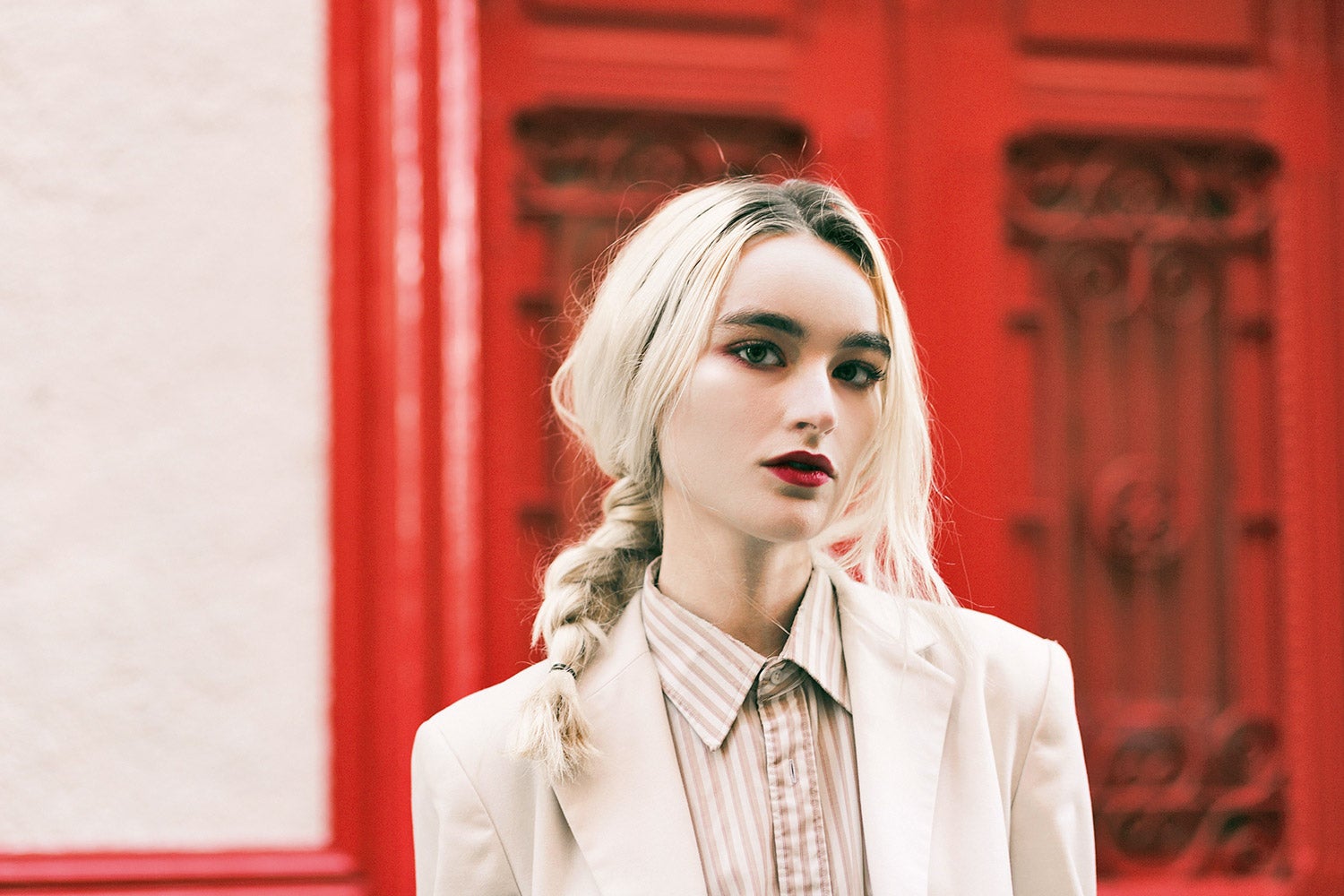 Se define como “una cantautora con un estilo ecléctico y sin prejuicios”. Su música es alternativa con un toque retro, folk y nostálgico: el fruto de una vida nómada. Nacida en Canarias y de origen sueco, pasó la infancia en Suecia y luego se fue a Nueva York. Todas las canciones de New York Anthem, su primer álbum, hablan de esta ciudad.