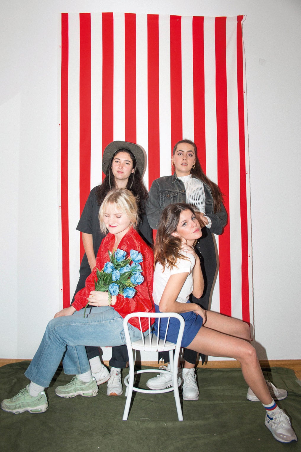 El nuevo rock tiene el nombre de cuatro veinteañeras madrileñas: Carlotta Cosials, Ana García Perrote, Ade Martín y Amber Grimbergen. Abarrotan salas en Tokio, Singapur, Londres, Nueva York o Sídney o Los Ángeles. En 2011 subieron a Bandcamp un par de temas y llamaron la atención de una periodista londinense. Desde entonces, han tocado en festivales como Glastonbury o Coachella. Con su segundo disco, I don’t run, empiezan a ser profetas en su tierra.