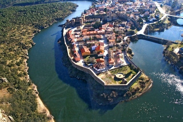 Buitrago de Lozoya: En plena Sierra de Guadarrama, Buitrago de Lozoya es uno de los pueblos más bonitos de Madrid. Sus murallas datan del siglo XI por los musulmanes aunque fueron reconstruidas después. Es el único pueblo de la Comunidad de Madrid que las conserva íntegras. En Buitrago podrás encontrar la Iglesia de Santa María del Castillo, la Torre del Reloj e incluso el Museo Picasso.