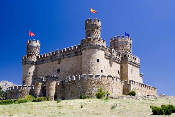 Manzanares El Real: Si quieres ver un castillo de la época, nada más y nada menos que del siglo XV, prácticamente intacto, entonces este es el destino definitivo. Manzanares El Real, además de por su entorno natural, tiene el Castillo de los Mendoza, que es uno de los mejores conservados de la Comunidad de Madrid. También podrás disfrutar del Embalse de Santillana, la Iglesia de Nuestra Señora de las Nieves, y La Pedriza.