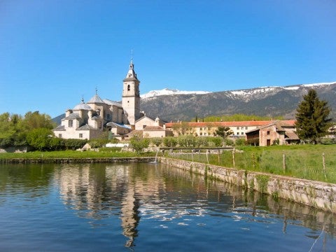 Rascafría: Rascafría, es otro de los pueblos más conocidos de Madrid especialmente por su situación geográfica. Dentro de su término municipal se halla el Parque Natural de Peñalara, donde se encuentra el pico más alto de la Comunidad de Madrid. Tiene piscinas naturales, rutas de senderismo y monumentos dentro del propio pueblo como el Monasterio de Santa María del Paular que comenzó a construirse en el siglo XIV. Una parada obligatoria en la Sierra de Guadarrama.