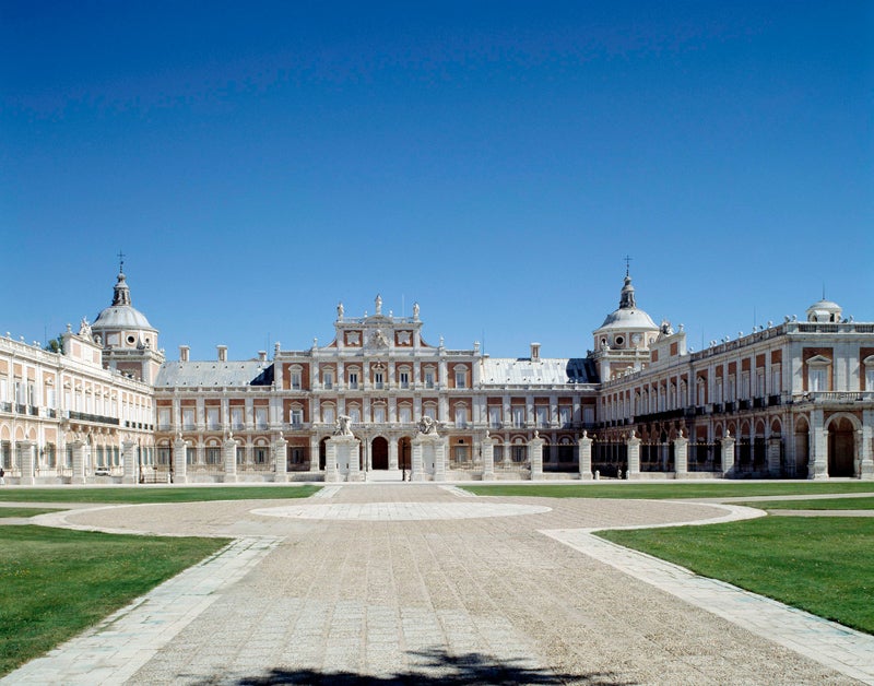 Aranjuez: Aranjuez es un privilegiado, pues es declarado ‘Real sitio de la Corona de España’ y además, está atravesado por el Río Tajo y el Jarama. De visita obligatoria es El Palacio Real que mandó a construir Felipe II, su plaza de toros y el Museo de Falúas que conserva las embarcaciones que utilizaron algunos reyes como Carlos IV, Alfonso XII e Isabel II en su paso por el Tajo.