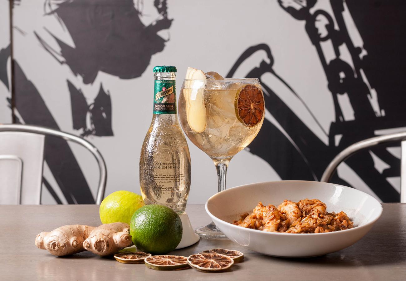 Fresco y con toques picantes, el Imperial Ginger (una mezcla de brandy, Tío Pepe, bitter de cacao y Schweppes Ginger Ale & Jengibre Intenso) se sirve en Trikki, en la calle Santa Engracia, 109 de Madrid, como una fusión de los sabores más exóticos de Jamaica con la magia y el ritmo de New Orleans.