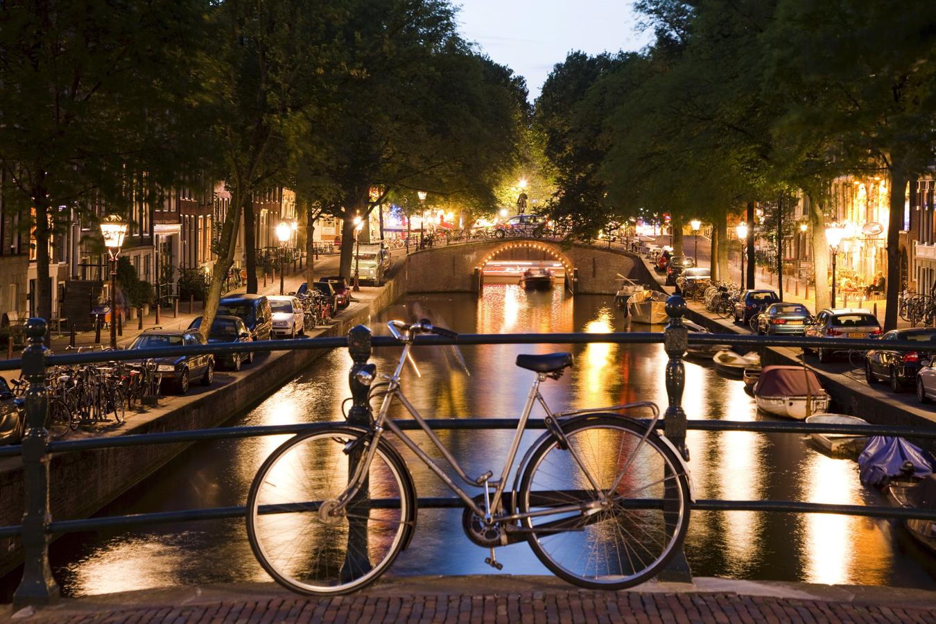 La ciudad de los canales también es la ciudad de las bicis, que ya se han convertido en un elemento típico más de su paisaje urbano. De hecho, Ámsterdam cuenta con más de 400 kilómetros de carril bici, y sus ciudadanos respetan estos vehículos tanto más que a los propios coches.