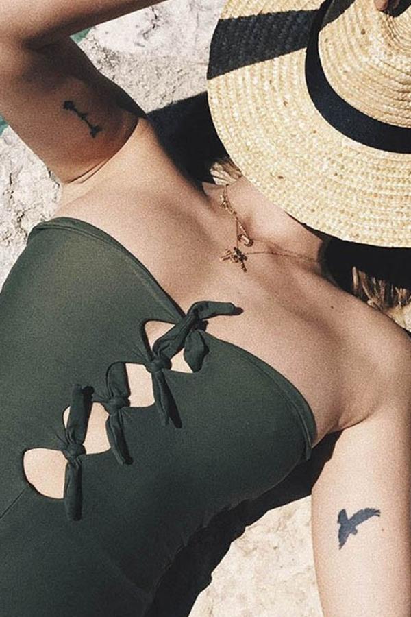 Sexy y original. Así de bien defiende Dulceida este bañador de su marca, el modelo Wild en verde hoja.