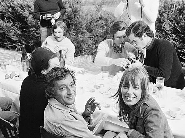 En un desayuno con la cantante Regine de espaldas (1969).