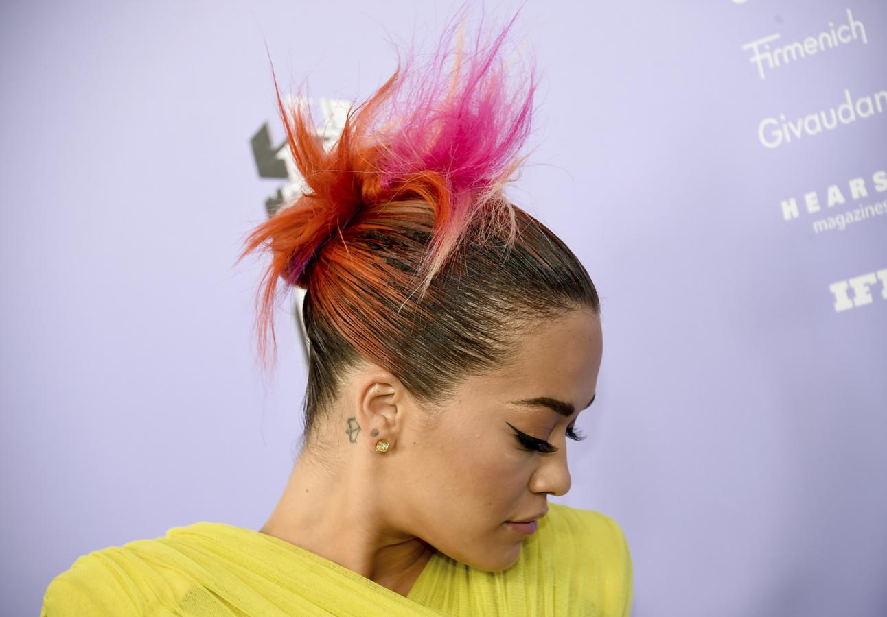 Mientras en Madrid se celebraban los Premios de la Academia del Perfume, en Nueva York las celebrities como Rita Ora desfilaban por la alfombra roja de los Fragance Foundation Awards.