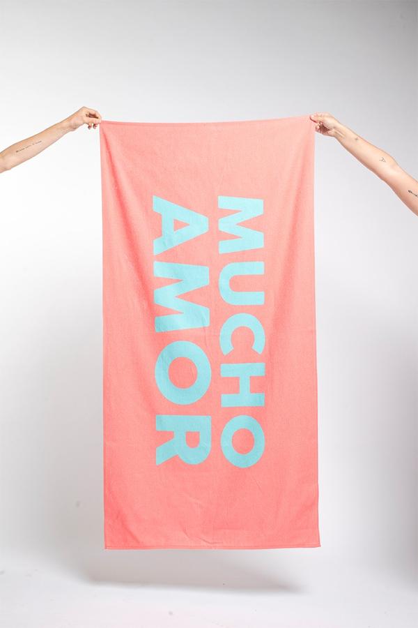 Acaban de llegar a la web y son toallas con la frase 'Mucho amor' que tanto ha triunfado en su línea de sudaderas, que llevaron los chicos de  Operación triunfo .