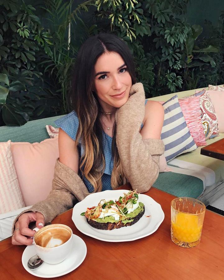 Las tostadas de aguacate son las reinas de Instagram y cualquier instagramer que se precie, como Brittany Xavier, lo sabe. No es para menos:  68 gramos de esta fruta  (una ración más que suficiente para tus tostadas) te proporciona fibra (4,6 g), potasio (345 mg), magnesio (19,5 mg), vitamina A (43 g), vitamina C (6,0 mg), vitamina E (1,3 mg), vitamina K1 (14 μg), folato (60 mg), fitoesteroles (57 mg) y ácidos grasos monoinsaturados (6,7 g). ¿A qué merecen la pena las  114 kcal  que te aportan?