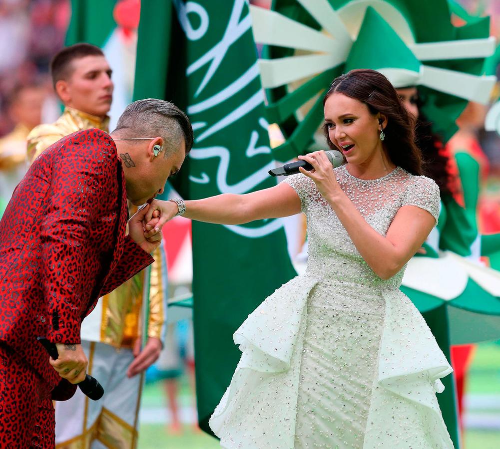 Robbie Williams besa la mano de Aida Garifullina en la ceremonia de inauguración del Mundial de Rusia 2018.