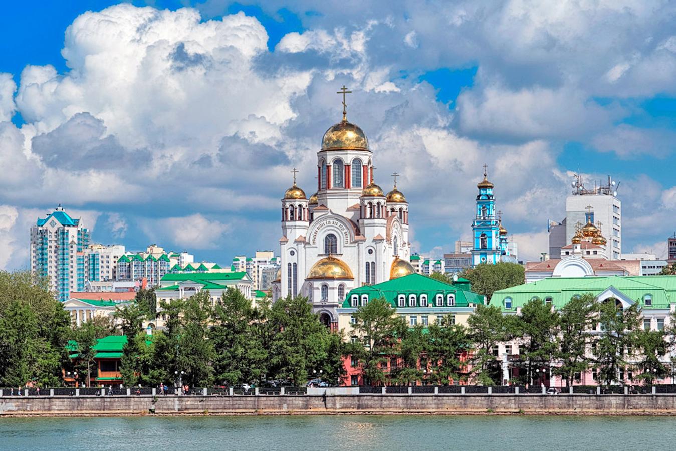 Conocida como la Capital de los Urales (la frontera natural entre Europa y Asia), la Yakaterimburgo es un potente centro industrial y cultural, un epicentro estratégico para entrar en Siberia, y la cuarta ciudad más poblada de Rusia. Si vas, no te pierdas el Templo de Todos los Santos, erigido sobre el lugar exacto donde el 17 de julio de 1918 fue asesinada toda la familia del zar.