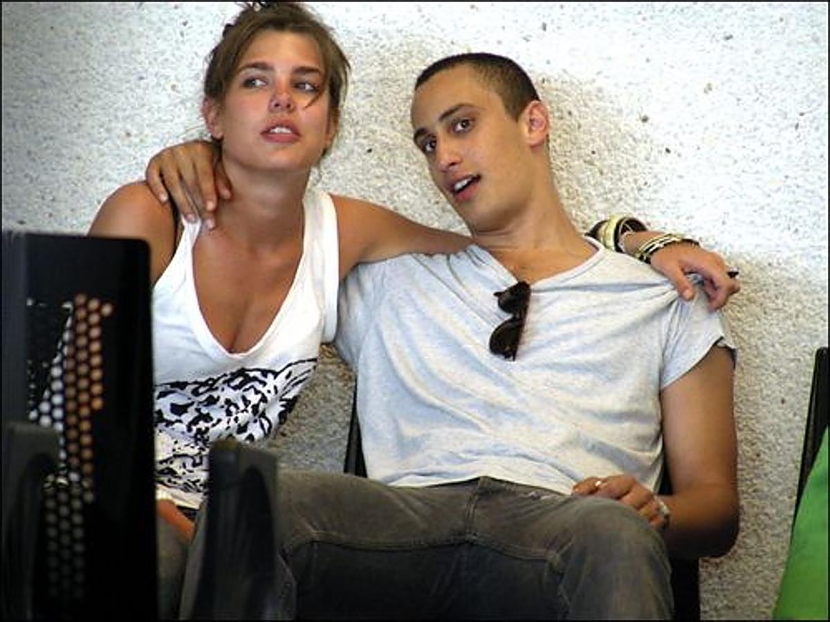 Alex Dellal, hermano de la diseñadora de zapatos Charlotte Olympia y de la modelo Alice Dellal, fue su compañero sentimental de 2007 a 2012. Dicen que Dellal fue el gran amor de Carlota o, al menos, el que más huella le dejó hasta entonces. La ruptura fue una gran sorpresa, pues todo apuntaba a boda.
