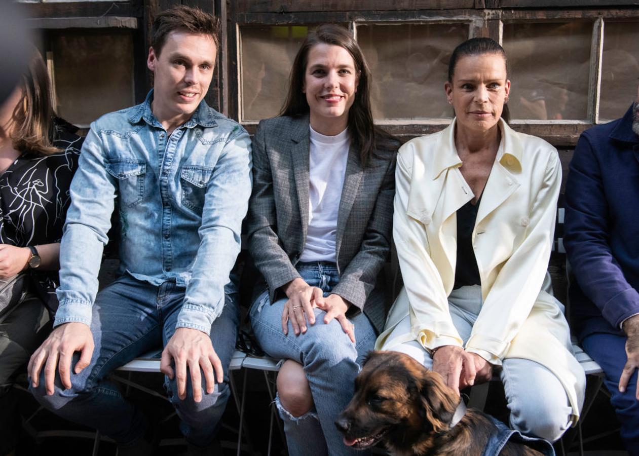 Con su tía Estefanía y su primo Louis Ducruet en la primera fila del desfile de la marca Alter Design, el debut de su prima Pauline como diseñadora, en Paris en junio de 2018.