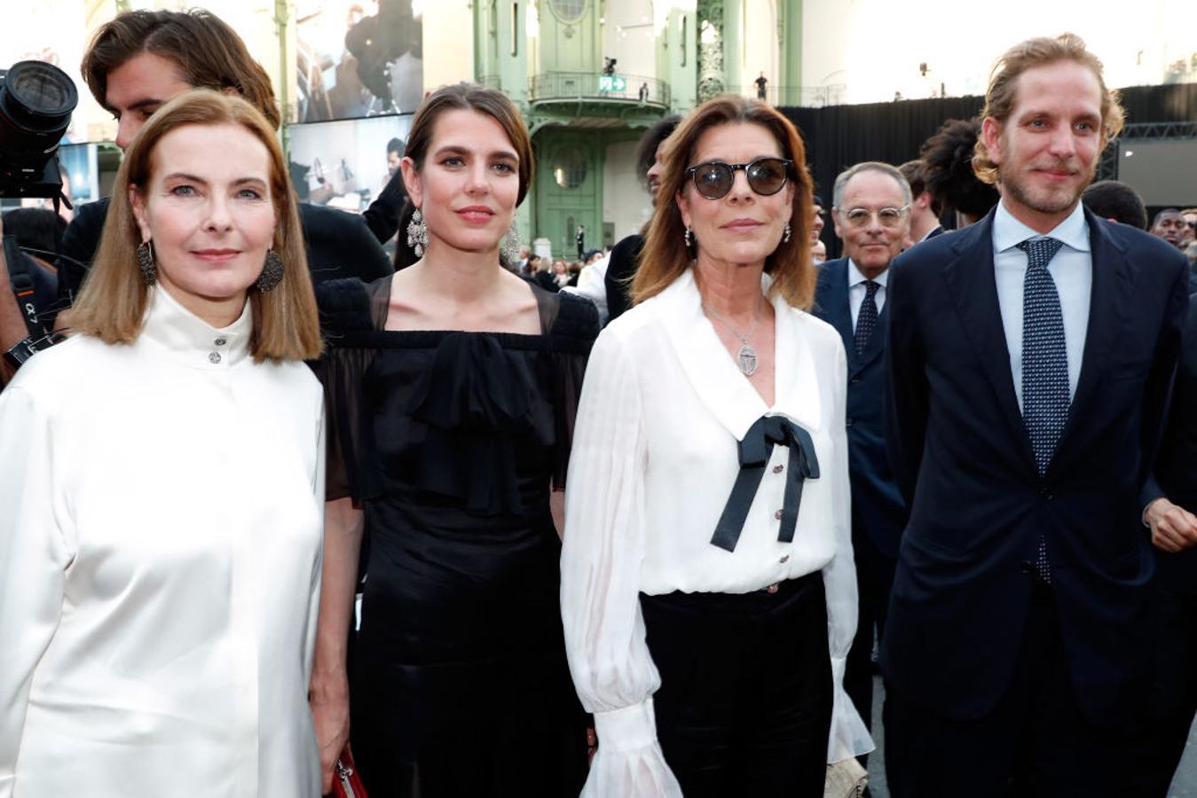 Carlota junto a su actual suegra, Carole Bouquet, su madre Carolina y su hermano Andrea, en el homenaje que se le realizó el 20 de junio de 2019 a Karl Lagerfeld en el Grand Palais de París.