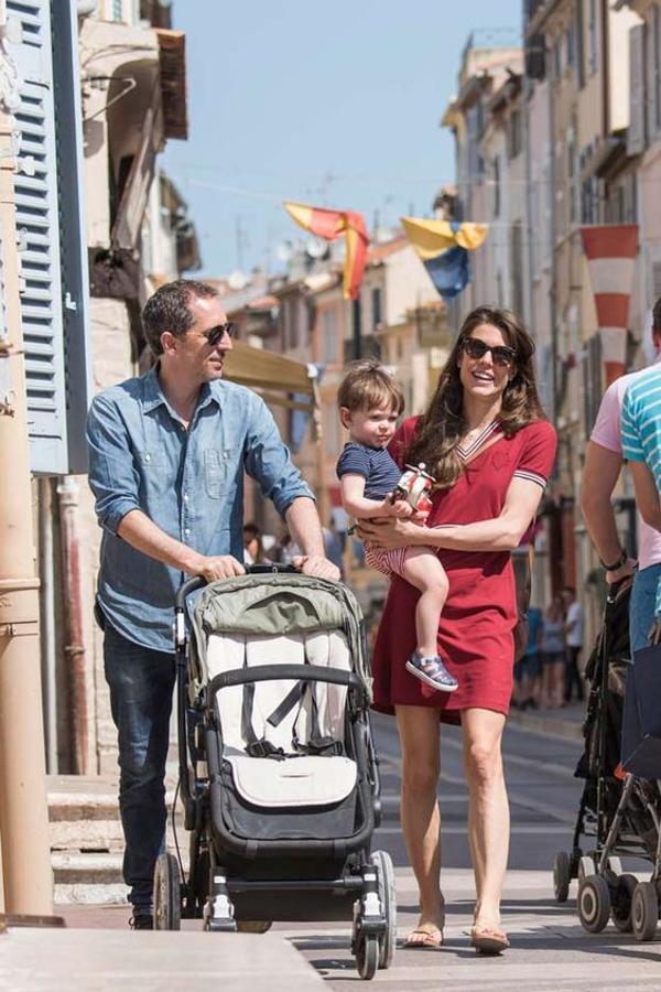 No pasó demasiado tiempo después de la ruptura con Dellal hasta que Carlota conociera a Gad Elmaleh, actor de origen marroquí y 16 años mayor que ella. Montaron su nido de amor en París y en diciembre de 2013 tuvieron su primer hijo, Raphäel. Rompieron en 2015.