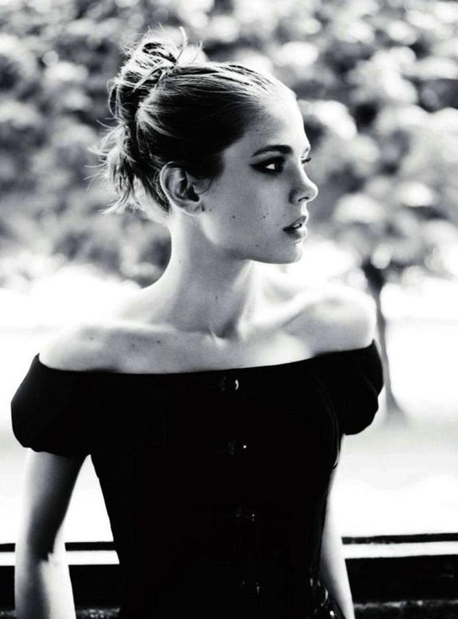 Retomemos el hilo de la doble vida. En 1986, su adorada tía Estefanía eligió la música pop para liberarse de la imagen de aristócrata y grabó un disco que triunfó en toda Europa:”Irresistible”. En agosto de 2011, Carlota hizo algo parecido. En vez de ser presentada en sociedad en un baile con la alta sociedad, saltó al ruedo público con una portada en la edición francesa de “Vogue”, 24 páginas fotografiadas por Mario Testino que causaron sensación. Fue entonces cuando conocimos la rebeldía de Carlota, cien por cien siglo XXI. Ella tampoco se iba a quedar en un castillo.