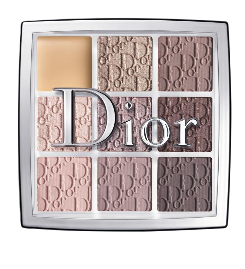 El backstage de las pasarelas internacionales es la inspiración tras esta nueva colección de Dior de formato multitarea, con un packaging moderno y utilísimo (ves a través de su tapa transparente todos los colore que contiene sin necesidad de estar abriendo para comprobarlo todo el rato). Las paletas de sombras incluyen prebase fijadora y ocho declinaciones en mates y nacarados. Y todo el lujo de la marca por un precio imbatible.  Paleta de sombras de ojos de Dior Backstage  (51 €). Exclusivo en Sephora y en El Corte Inglés.