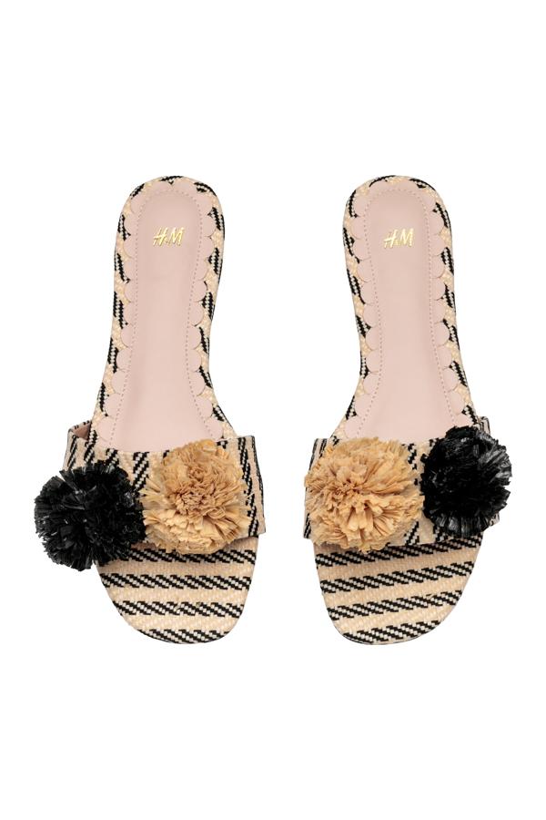 Estas sandalias con pompones de H&M piden playa a gritos.