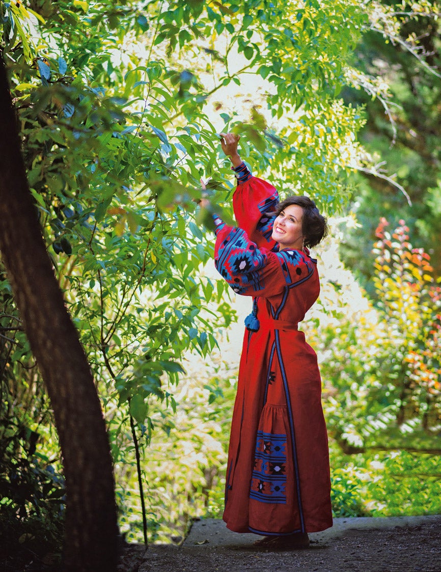 A los 19 años era una estudiante de Filología que se encontró en uno de sus exámenes con un fragmento de Nubosidad variable, de Carmen Martín Gaite. Su mente hizo clic y pensó que le gustaría llegar a escribir así. Se puso manos a la obra, escribió una novela, buscó un agente y al cumplir los 22 publicó Belfondo, una historia coral ambientada en un entorno rural y aislado en el que el dueño de la fábrica controla los destinos de todos sus habitantes. Luego vinieron cuatro títulos más: El duelo y la fiesta, Madre sin hijo, Es un decir y Madre e hija. Sus historias sobre dramas íntimos y relaciones familiares la han convertido en una de las escritoras más respetadas de su generación. Ana María Matute y Carmen Martín Gaite siguen siendo dos de sus referentes.