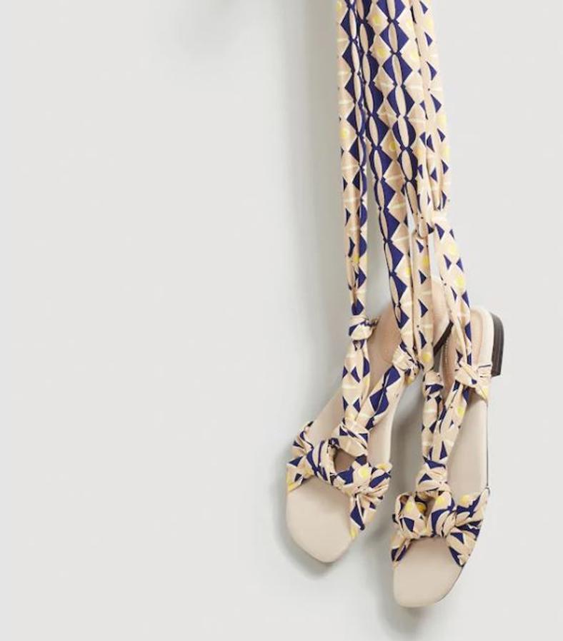 Con lazadas, en tela estampada y atadas como quieras, solo al tobillo o subidas hasta la rodilla.