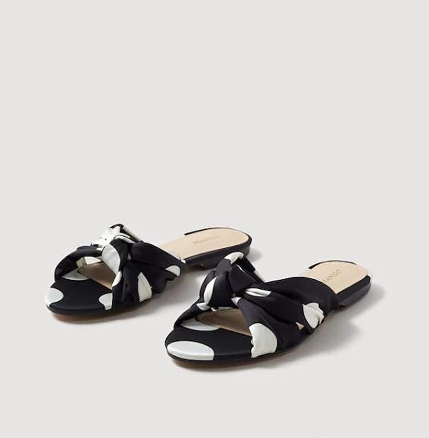 Los lunares son uno de los estampados de la temporada. También en las sandalias.