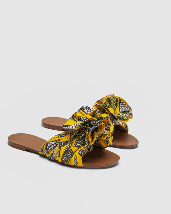 Con estampado de pañuelo y nudo, le darán el toque de color perfecto a un vestido camisero negro o beige.