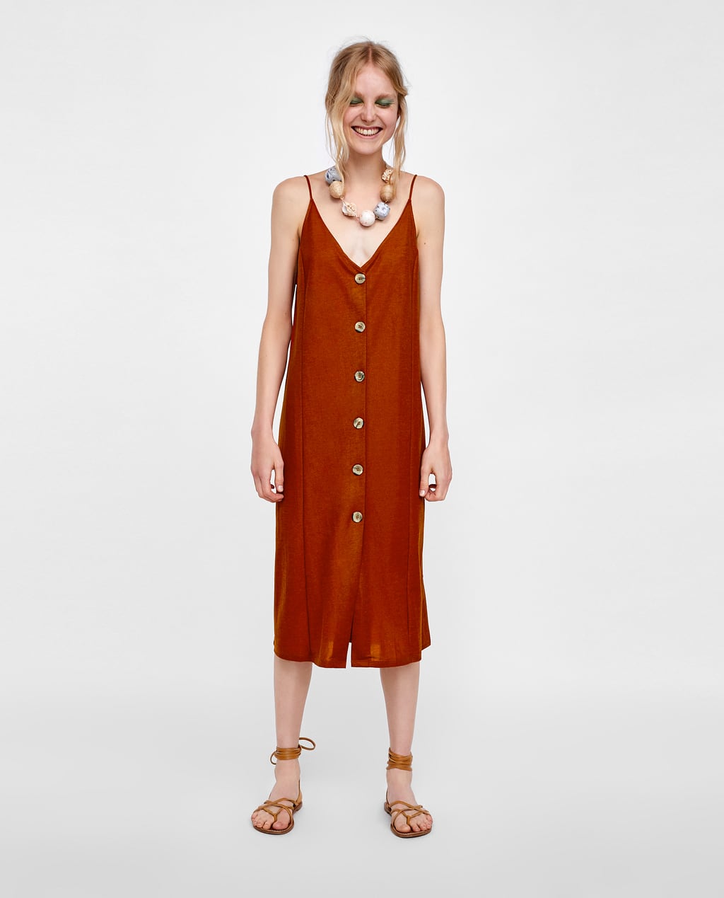 Fresco, favorecedor, súper cómodo, y  con los maxi botones que marcan tendencia . Será tu vestido favorito para tus días 'comfy'. Precio en Zara antes de las rebajas de verano: 22.95 euros