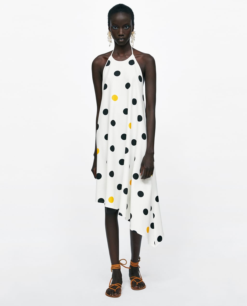 Se llevan los lunares,  se llevan las espaldas al aire  y se llevan los largos 'tail hem', así que este vestido lo tiene todo... Precio en Zara antes de las rebajas de verano: 22.95 euros