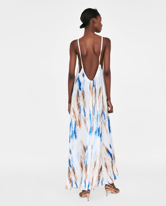 ¿ Qué nos decís de la espalda de este vestido con estampado noventero 'tie dye '? Precio en Zara antes de las rebajas de verano: 25.95 euros