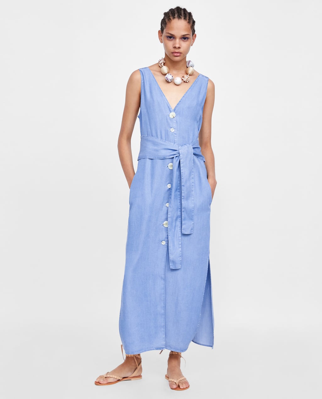 Los vestidos vaqueros se reinventan  este verano con diseños tan frescos como este. Precio en Zara antes de las rebajas de verano: 29.95 euros