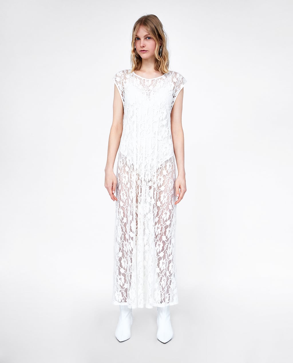 Súper sexy y atrevido, seguro que puedes sacar mucho partido a este vestido blanco lencero con transparencias... Precio en Zara antes de las rebajas de verano: 29.95 euros