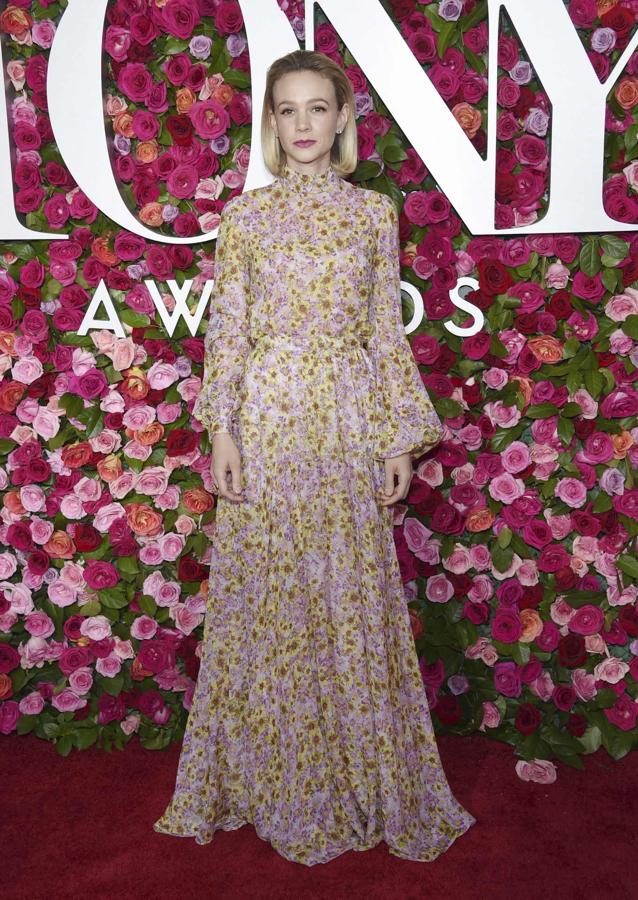 La actriz eligió un vestido floreado de Giambattista Valli para acudir esta semana a los premios Tony de teatro.