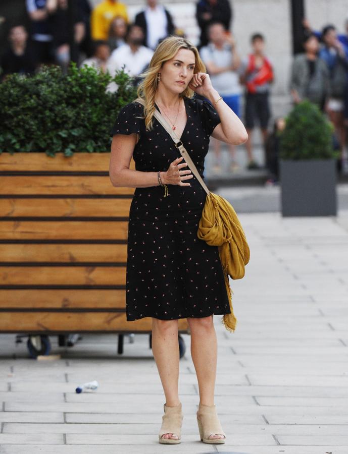 Kate Winslet con un 'look' muy de verano perfecto para cualquier día de vacaciones. Solo necesitas un vestido de tela fina con el estampado de moda (los lunares) y unas cuñas. El clásico 'look' que nunca falla.