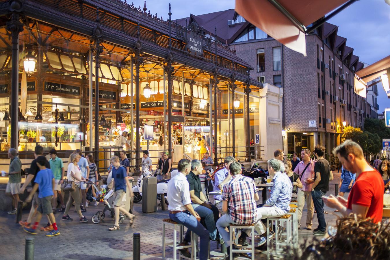 En Madrid no se concibe pedir una consumición en la barra de un bar y que no la acompañen de una tapa gratis. Por eso, cada vez que el local se salta esta costumbre centenaria, los parroquianos protestan. Es cierto que cada vez es más habitual que la tapa sean unas 'tristes' patatas fritas de bolsa, o unas aceitunas, pero menos da una piedra... Eso sí,  aunque te entregues al vermú o quieras recorrer  alguno de sus 'food markets' gourmet) , no te pierdas las enormes (sí, y grasientas) raciones de El Tigre, las croquetas de La Petisquería, los torreznos de (¡sorpresa!) Los Torreznos, las alitas de pollo fritas (adiós, operación bikini) de Casa Pepe (vale, en Madrid se conoce como 'Pepe el guarro', pero no lo pienses), la fritura variada de Los Amigos, o las bravas y la ensaladilla de El Rincón Abulense.