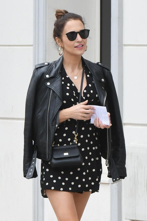 Paula Echevarría arrasó con este mini vestido negro con lunares blancos de Temperley London. La 'it girl' lo lució con unas snikers blancas y una chupa de cuero negra a juego.