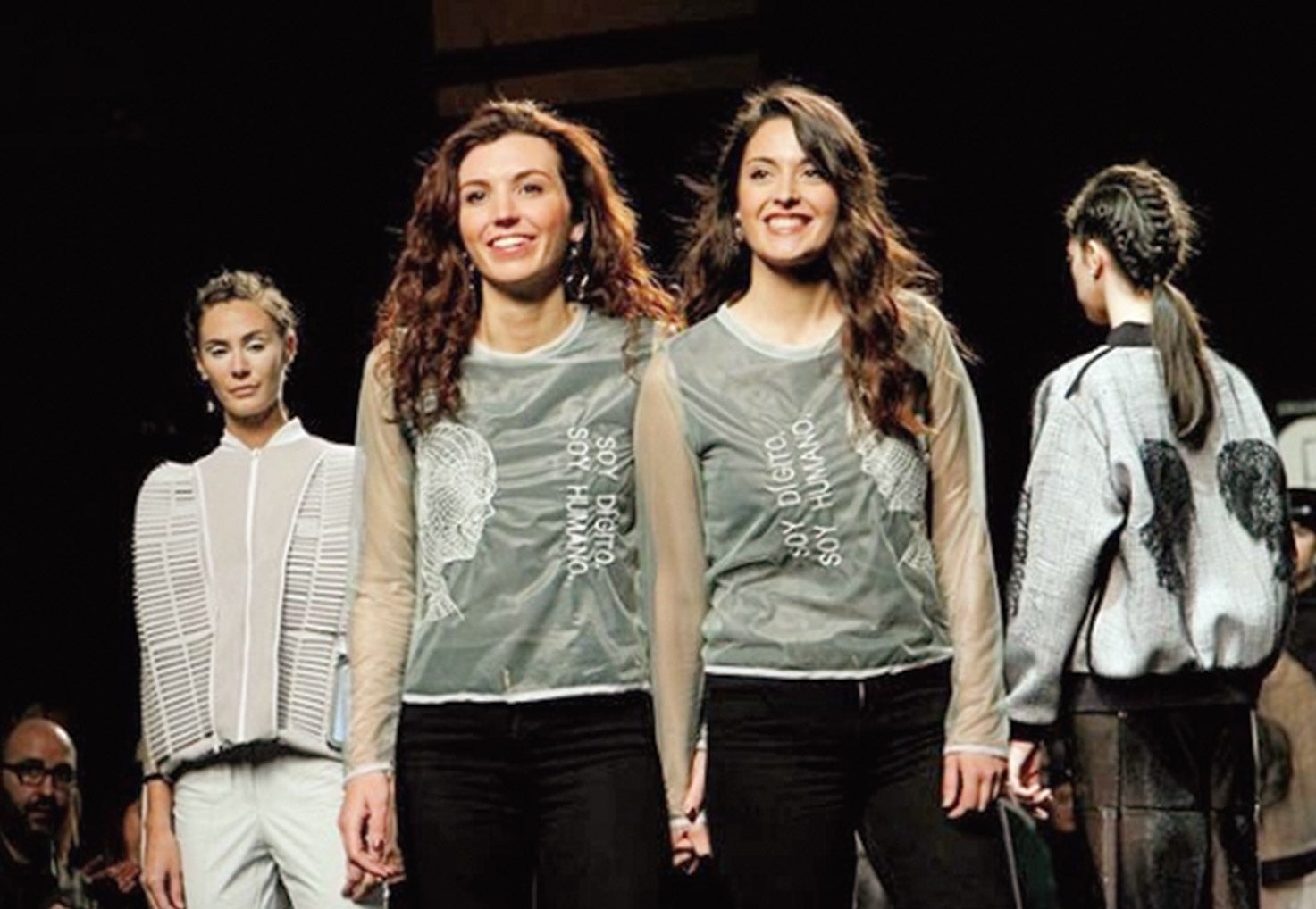 Juntas, lanzaron el año pasado ZER, la innovadora firma de moda con una primera colección, CONECT3D, con estética futurista, prendas hechas en impresion 3D, con cortadoras láser y escáneres corporales. Toda una declaración de intenciones premiada en la Samsung EGO Innovation Project. ZER usa la tecnología tanto para crear materiales como en procesos de elaboración responsables con el medio ambiente